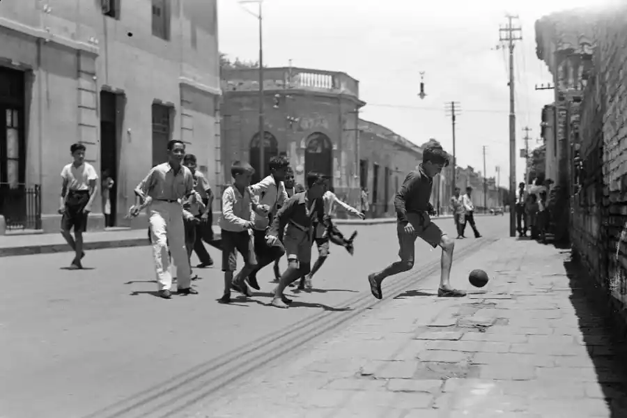 FÚTBOL CALLEJERO EN SAN MIGUEL DE TUCUMÁN. La foto es de la década de 1930.