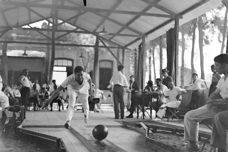 PALITROQUE. Era uno de los deportes más practicados en Tucumán hasta las décadas del 50/60. Con los años se extinguió.