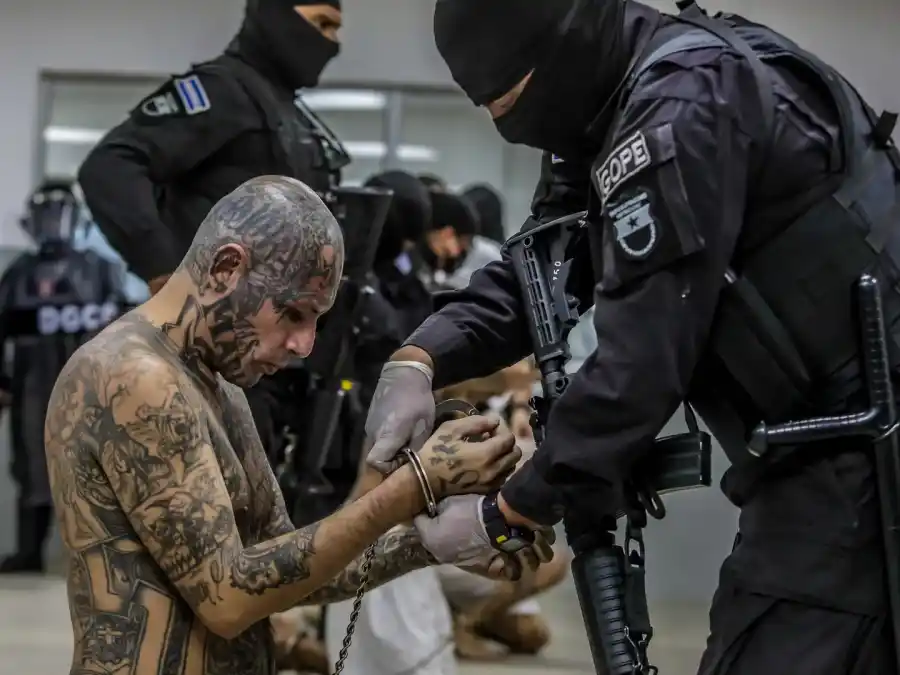 Impactantes imágenes del traslado de 2000 pandilleros a una megacárcel en El Salvador