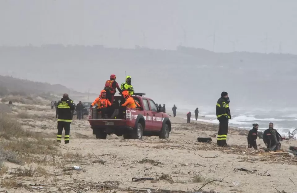   Los equipos de rescate trabajan en la playa donde se encontraron los cuerpos de los refugiados después de un naufragio, en Cutro, la costa este de la región italiana de Calabria