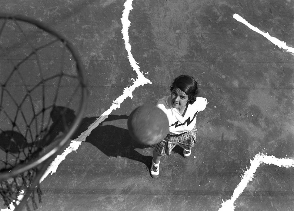ALCIRA ÁLVAREZ. Una perspectiva brillante para retratar a la basquetbolista (año 1936).