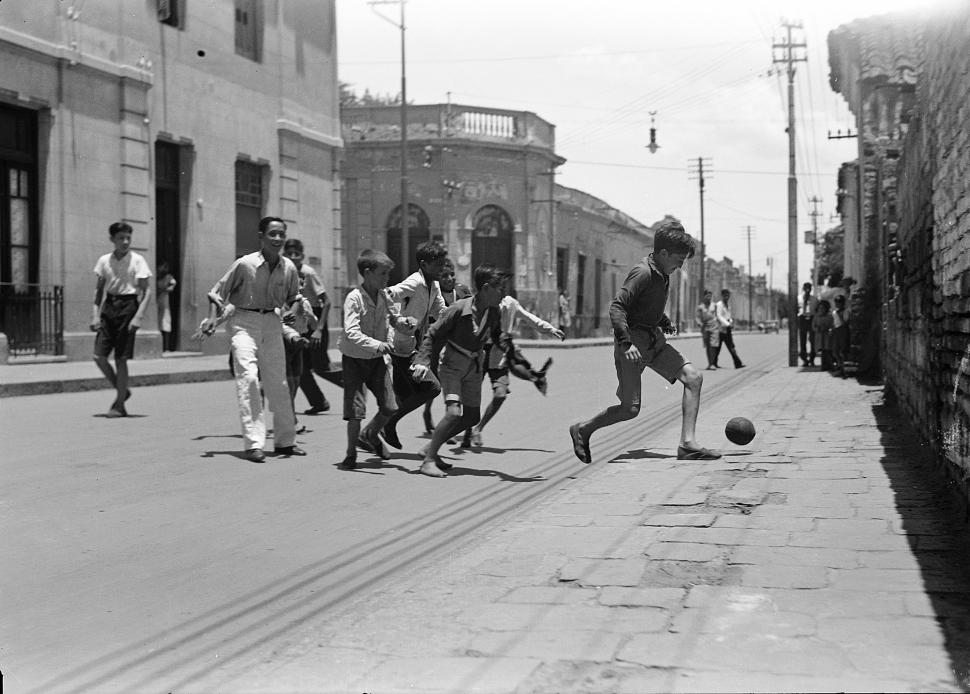FÚTBOL CALLEJERO EN SAN MIGUEL DE TUCUMÁN. La foto es de la década de 1930.