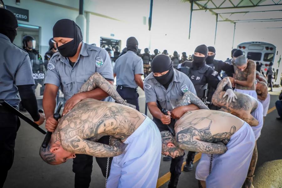 Impactantes imágenes del traslado de 2000 pandilleros a una megacárcel en El Salvador