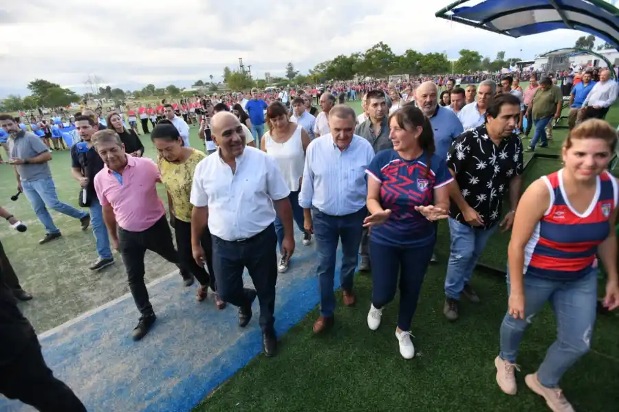 Aguilares cuenta con su cancha de hockey con césped sintético: Manzur y Jaldo estuvieron en la inauguración