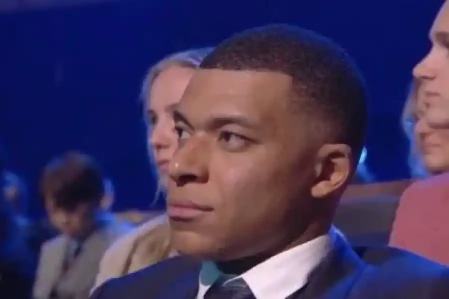 La fría reacción de Mbappé al The Best del Dibu como mejor arquero