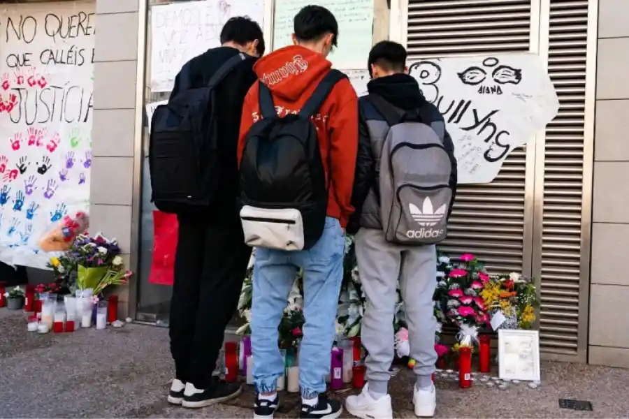 Vecinos y compañeros dejaron velas, flores y pancartas en la puerta de la casa de las gemelas argentinas. (Foto: EFE/Siu Wu).