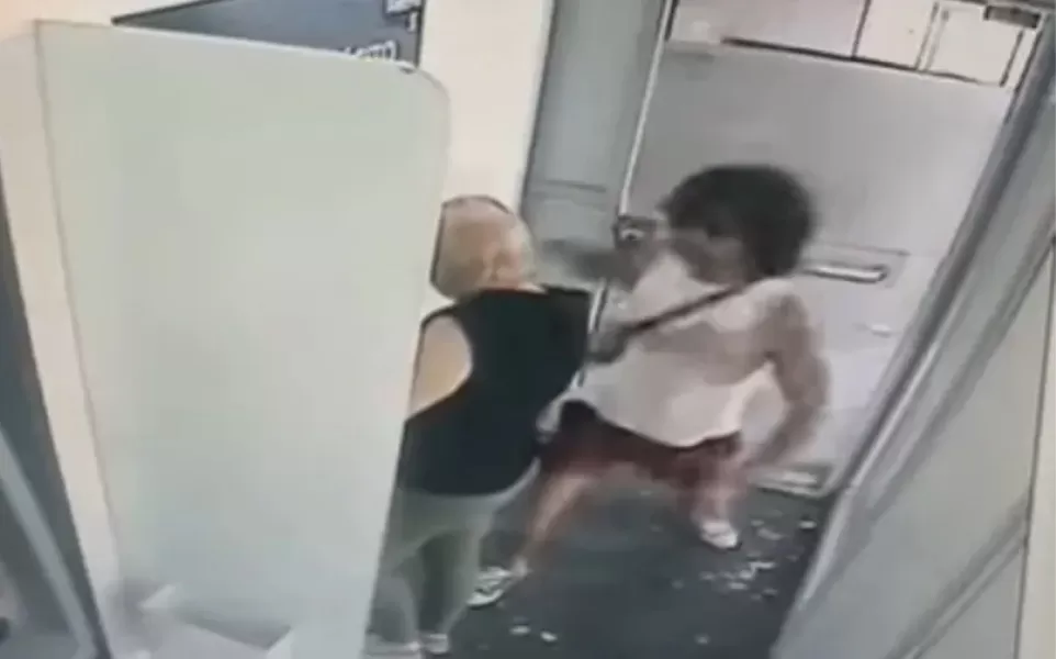 Video: asalto y brutal golpiza a una mujer jubilada en un cajero automático