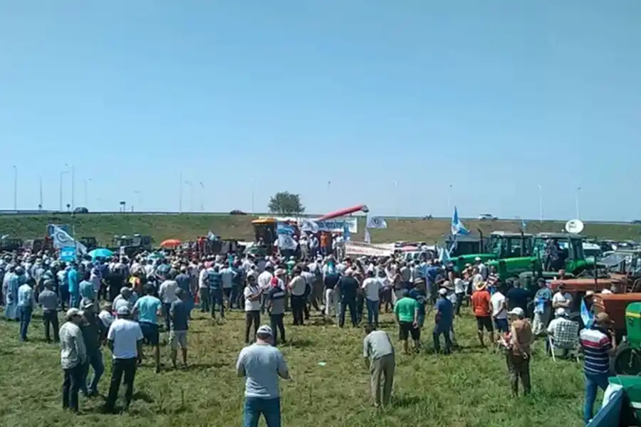 EN ARROYO SECO. La convocatoria de la Federación Agraria fue al costado de la autopista que une Rosario con Buenos Aires.
