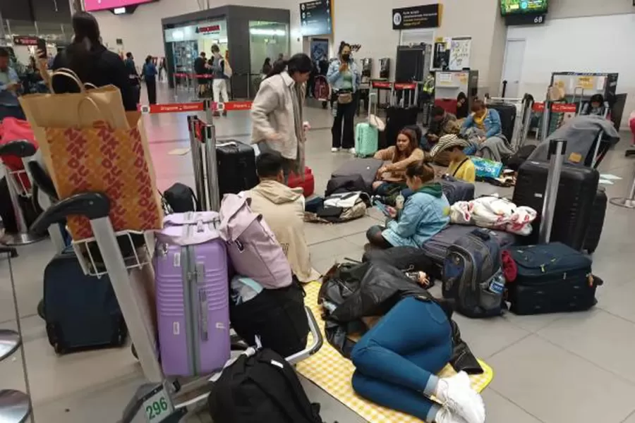 Hay pasajeros varados en varios aeropuertos de Colombia. (Foto: gentileza El Tiempo).