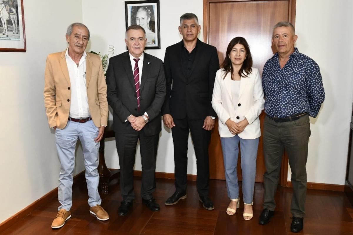 EN LA LEGISLATURA. Jaldo, junto a Arturo Soria y sus dirigentes. Foto de Prensa HLT