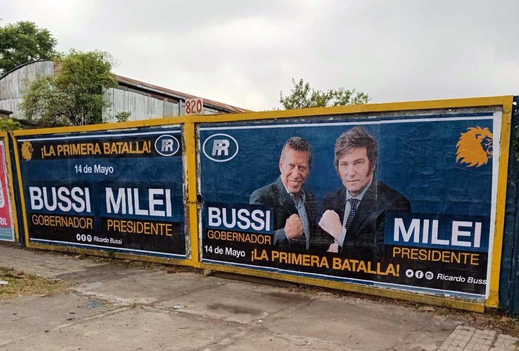 EN LA VÍA PÚBLICA. La campaña de Bussi y de Milei. Foto de Twitter @RicardoBussi