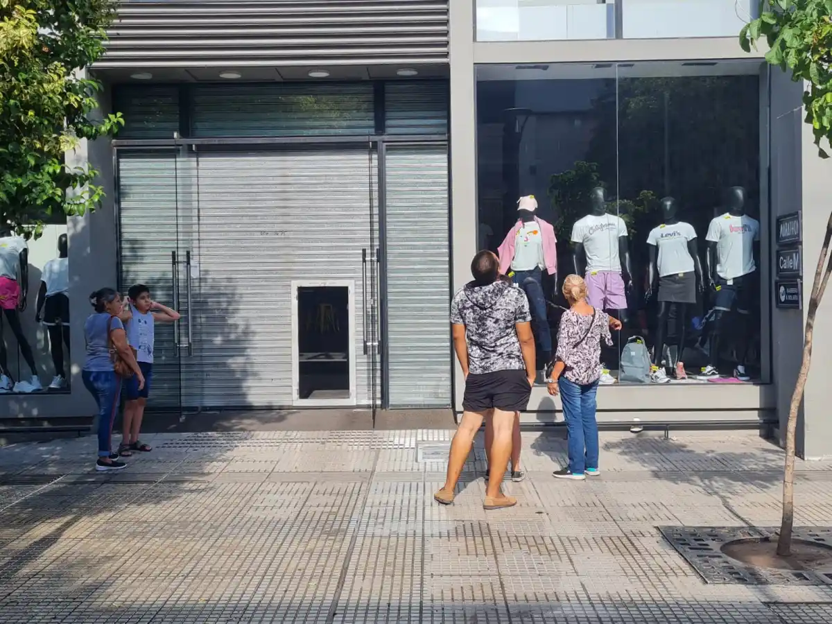 En imágenes: varios comercios no abrieron sus puertas a raíz del corte de luz