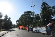 Miles de militantes y calles cortadas: el escenario que recibió a Manzur en la Legislatura