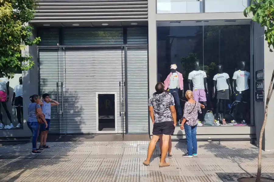 En imágenes: varios comercios no abrieron sus puertas a raíz del corte de luz
