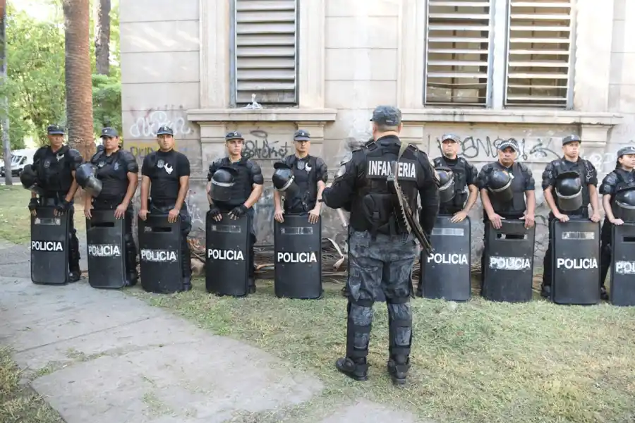Miles de militantes y calles cortadas: el escenario que recibió a Manzur en la Legislatura