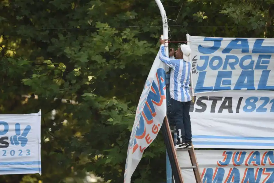 Miles de militantes y calles cortadas: el escenario que recibió a Manzur en la Legislatura