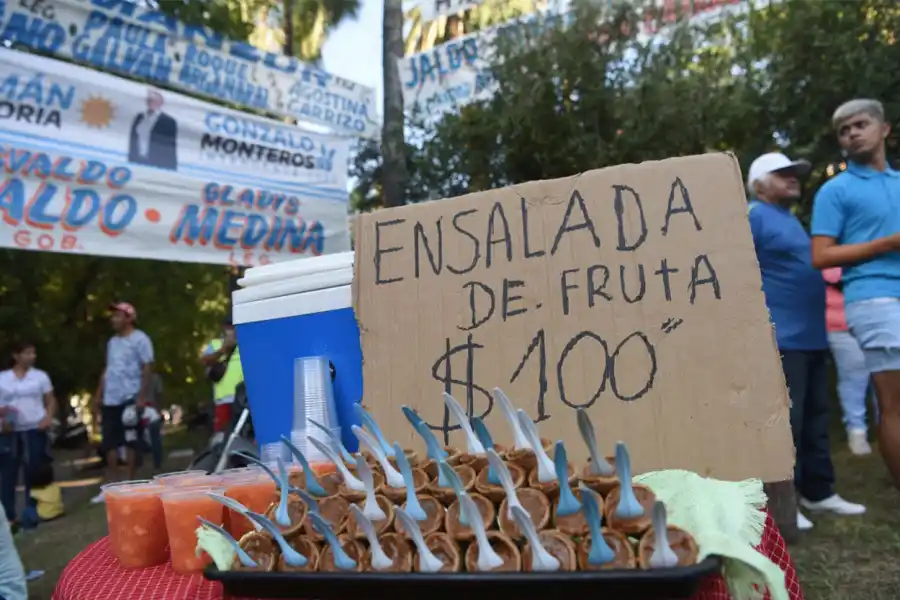 Miles de militantes y calles cortadas: el escenario que recibió a Manzur en la Legislatura