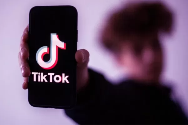 Multaron a TikTok con una cifra millonaria por permitir a menores de 13 años utilizar la aplicación