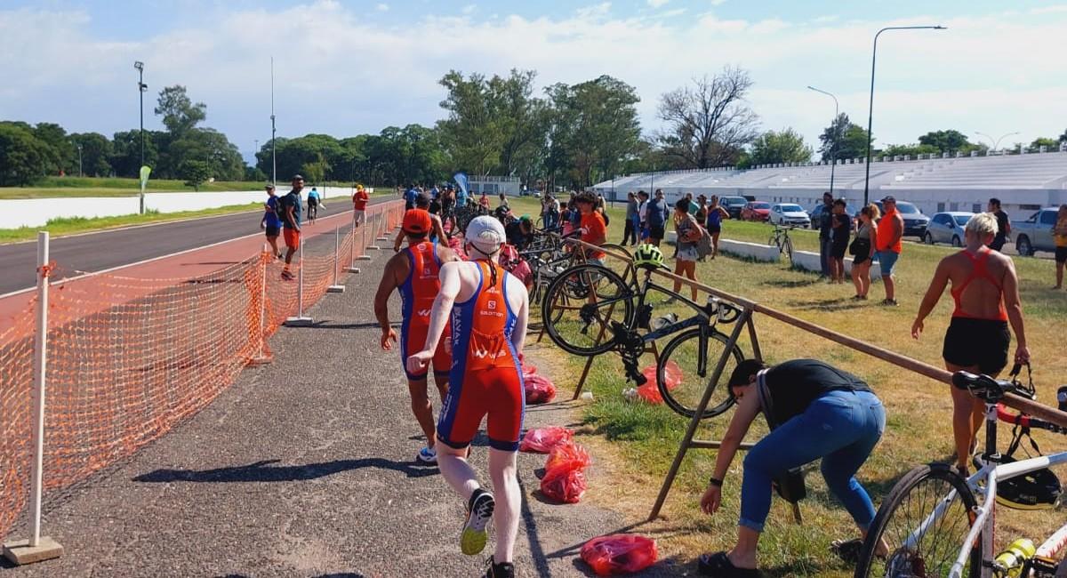 Atletas participaron en el Triatlón de la Ciudad