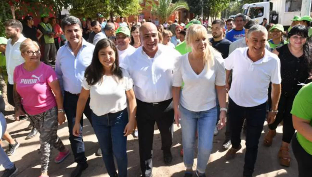 Manzur supervisó obras de pavimentación de 30 cuadras