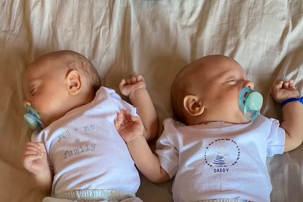 Una mamá de gemelos no sabe cuál es cuál y se hizo viral en Twitter: