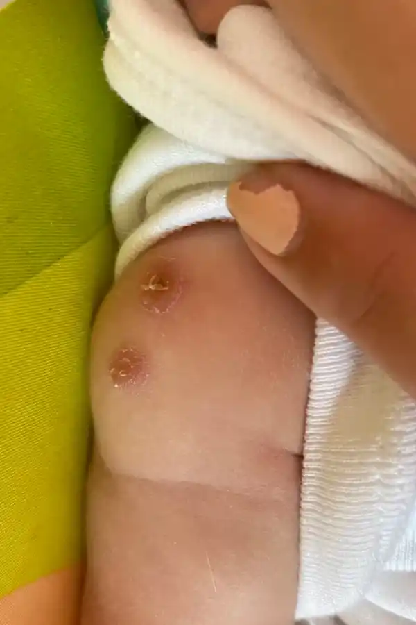 Una mujer no reconocé a sus gemelos