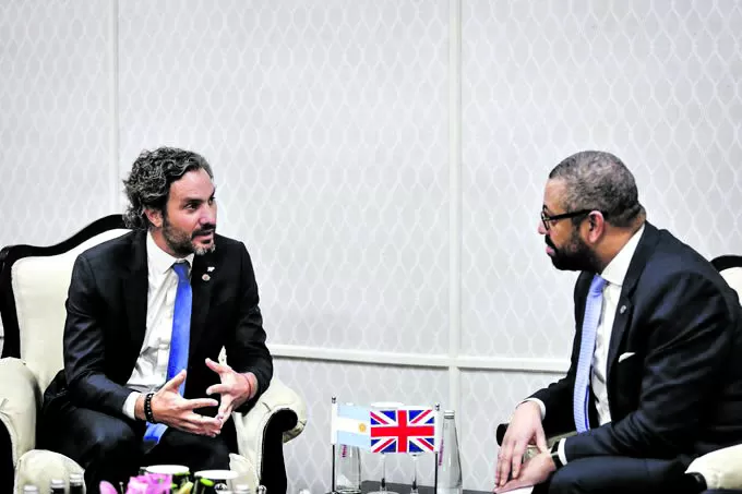 ENCUENTRO. El canciller argentino Santiago Cafiero y el ministro de Exteriores británico James Cleverly se reunieron durante la Cumbre del G20.  Cancilleria ARGentina