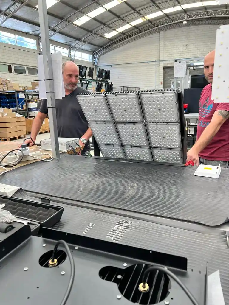 EN ACCIÓN. Los empleados de Synergia It Group ya trabajan en el estadio. 