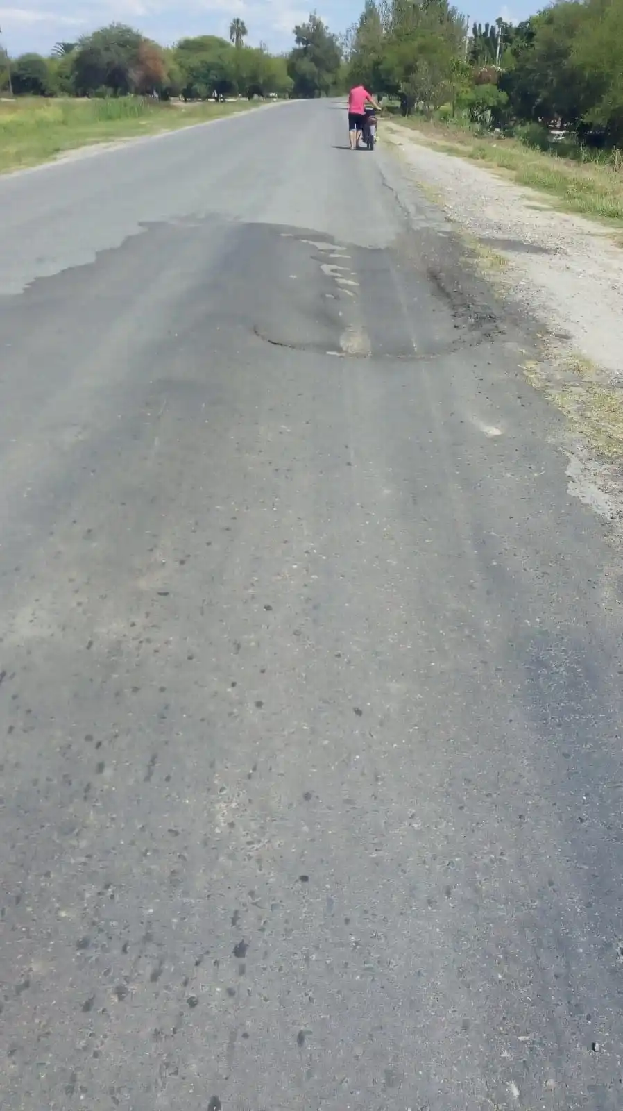 PELIGRO. El mal estado del camino casi lo vuelve intransitable. 