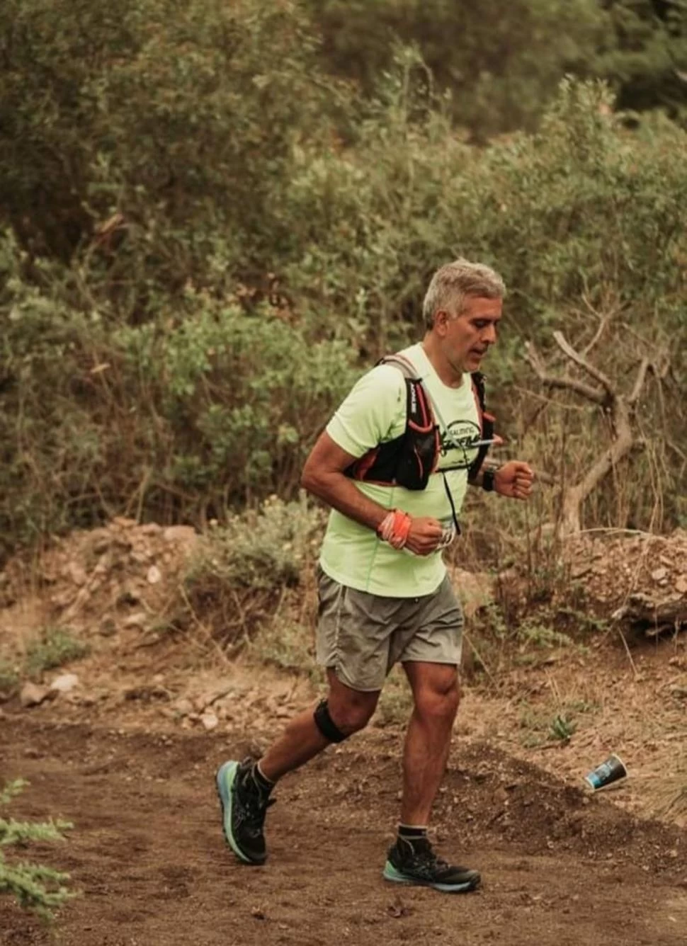 PLENA MAÑANA. Ariel posa junto a su compañero de travesía, momentos previos al accidente. 