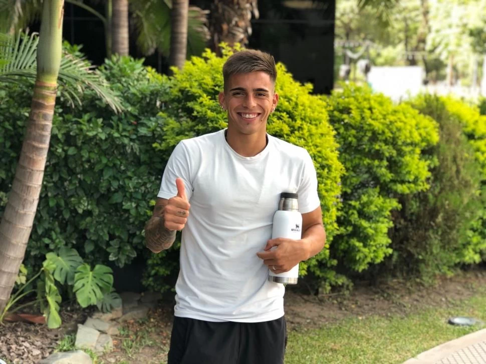 TRANQUILO. Flores posa sonriente para la foto, mientras aguarda su momento para aparecer en el equipo de Pusineri. El domingo pasado estuvo en el banco.   