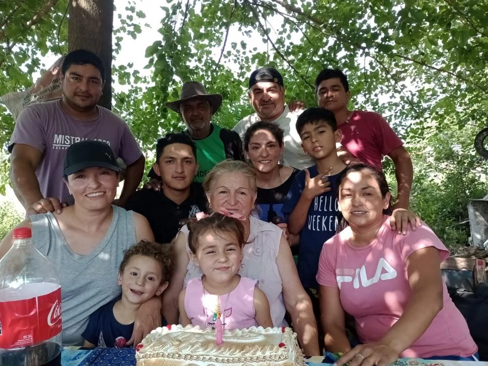 MARÍA LUISA AGUILERA. En un cumpleaños con familiares.  