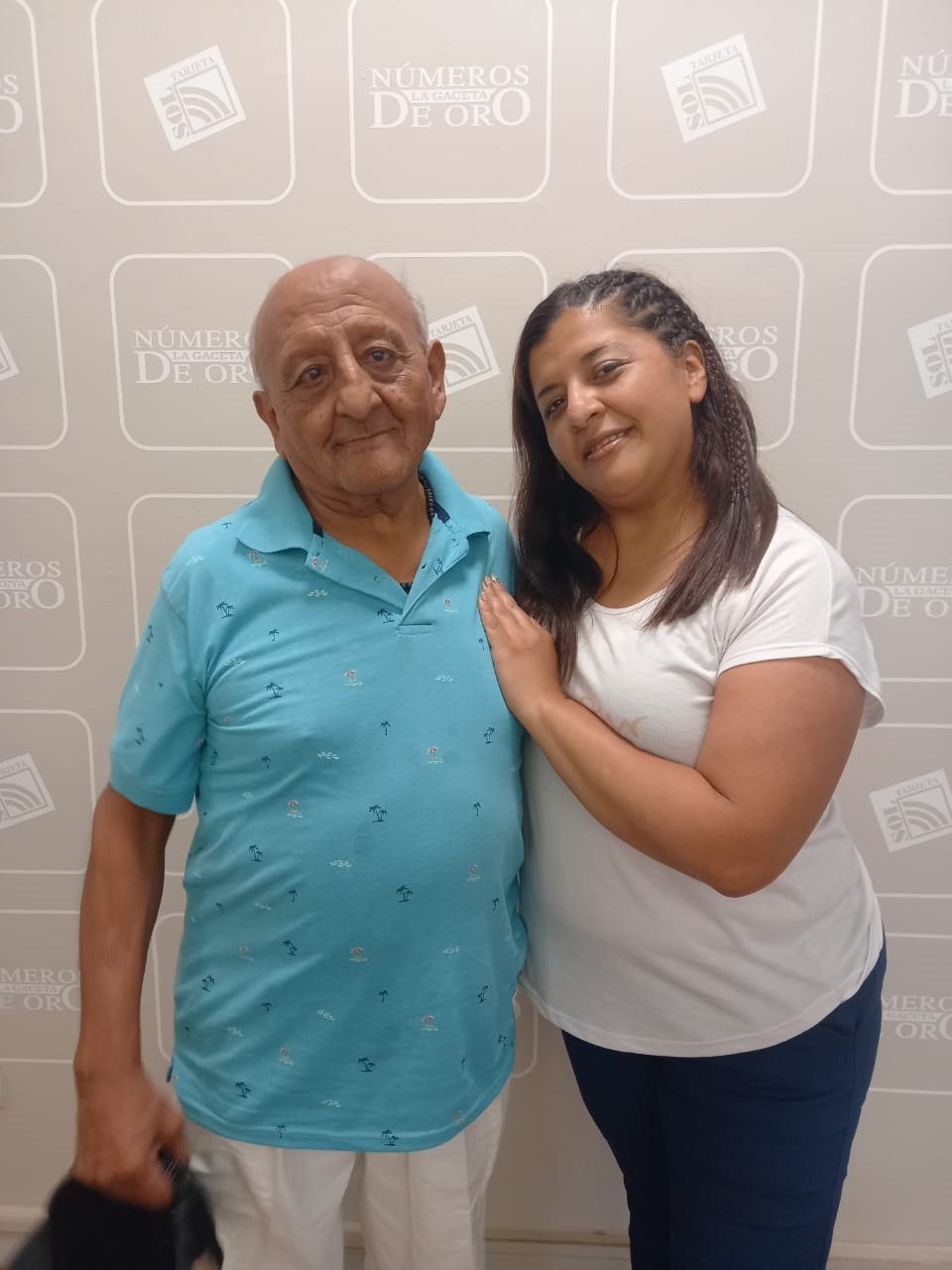 MARÍA VALERIA VERGARA. Junto a su padre, que fue canillita. 