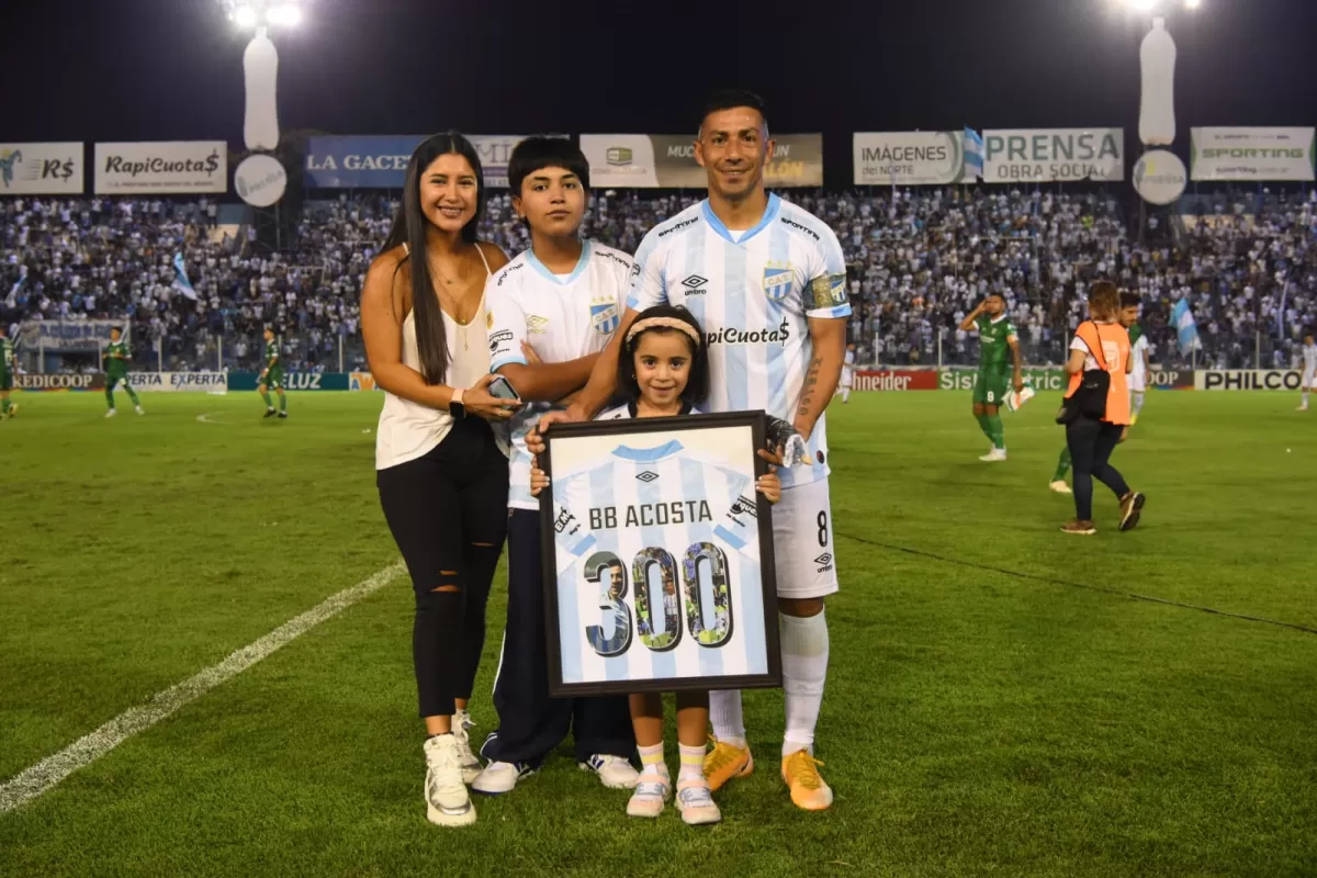¡LEYENDA! Bebe Acosta alcanzó los 300 partidos disputados con la camiseta de Atlético.