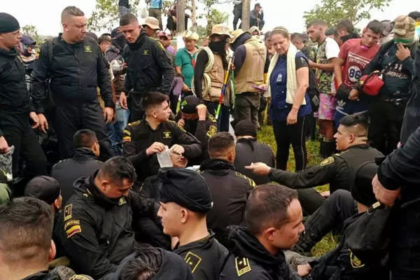Manifestantes liberan a policías y a trabajadores en Colombia