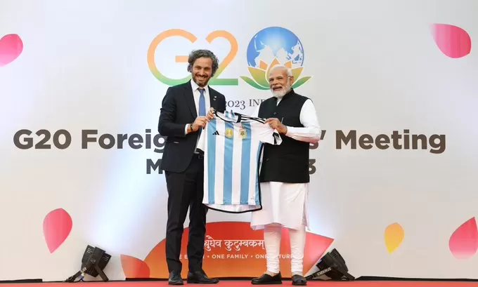 SELECCIÓN. El primer ministro de la India, Narendra Modi, con Cafiero y la camiseta argentina. cancilleria argentina