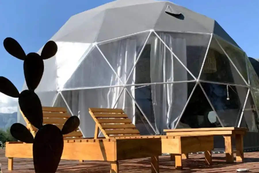 EL DOMO. Está ubicado en las afueras de Tafí, específicamente en el loteo La Ernestina, a 300 metros de la ruta. 