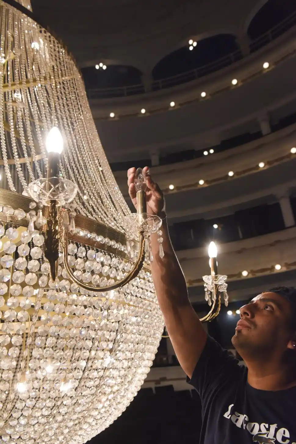 UNA VERDADERA JOYA. La gran luminaria está embellecida con 35.000 cristales que fueron especialmente importados desde Austria. LA GACETA/FOTO DE ANALÍA JARAMILLO  