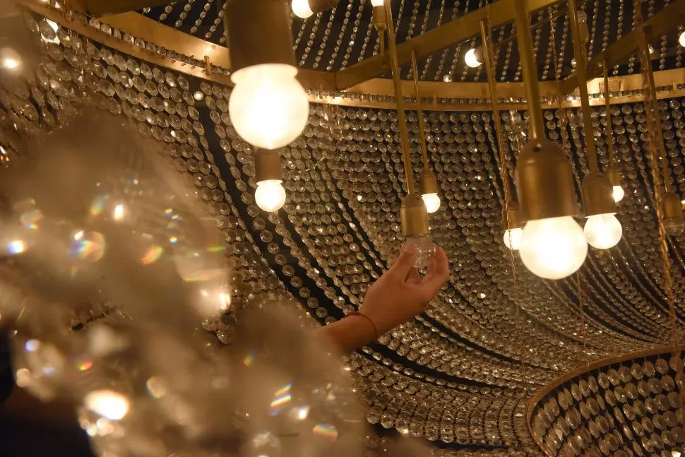 REEMPLAZO. Los focos quemados se descartan para tener plena luz. LA GACETA/FOTO D E ANALÍA JARAMILLO 