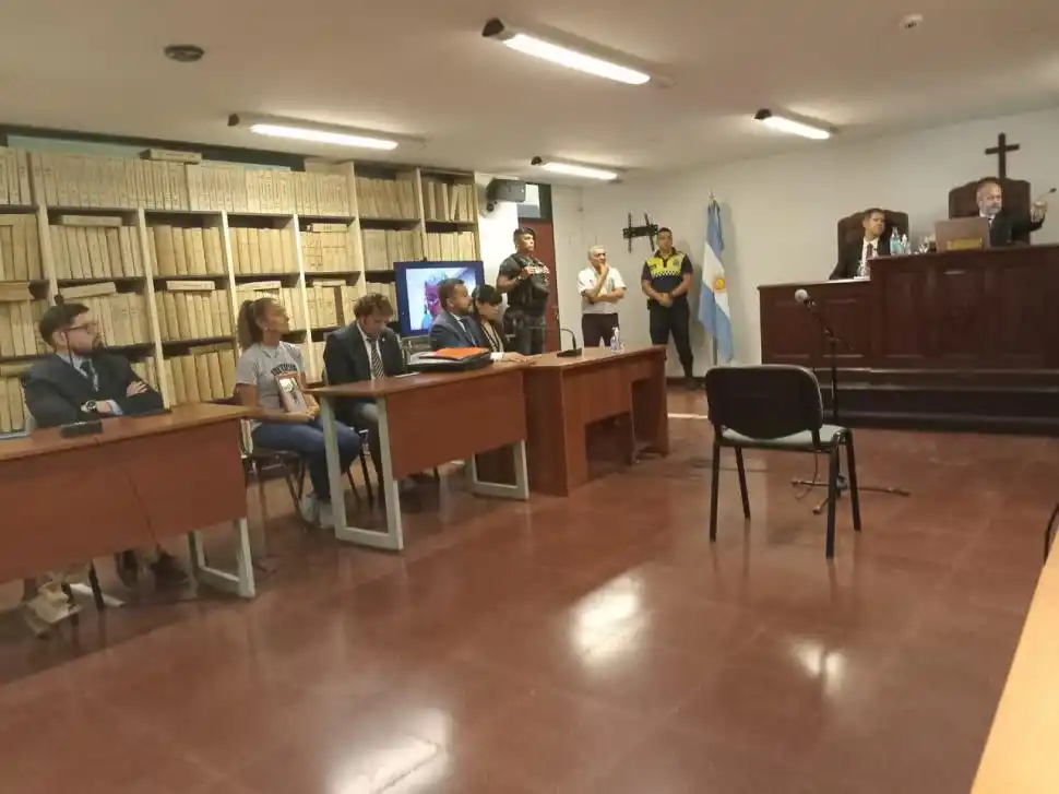 DÍA DE SENTENCIA. Las partes esperan para escuchar el fallo del tribunal.