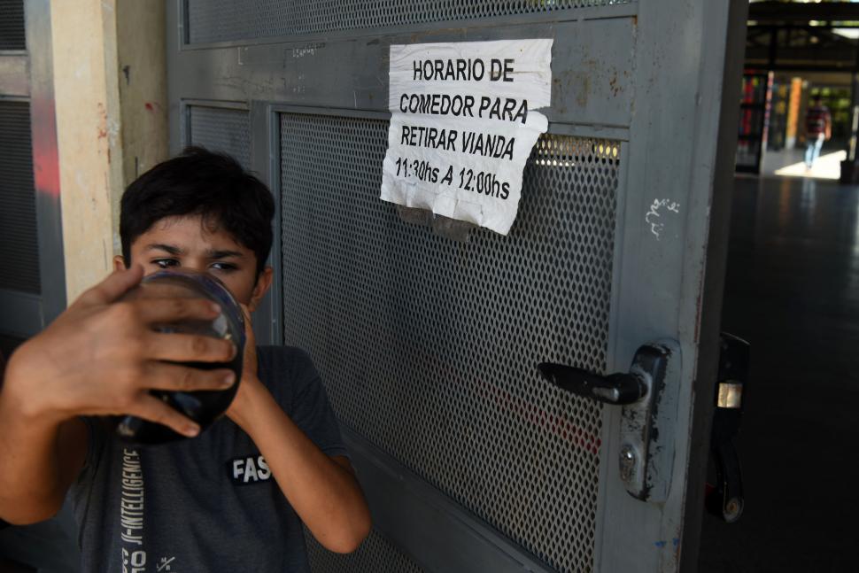 PADRES E HIJOS. Deambulan por la escuela en tiempo de inscripciones.