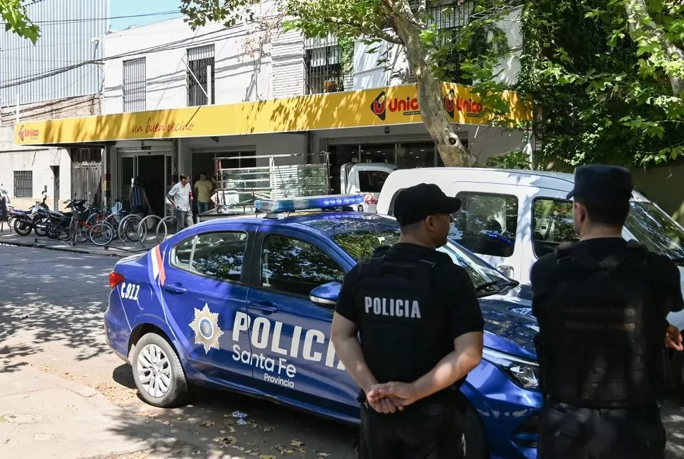 OPERATIVO. Tras el ataque, la Policía blindó la esquina de Lavalle y 27 de Febrero, lugar donde se ubica el súper de los suegros de Lionel Messi. reuters 
