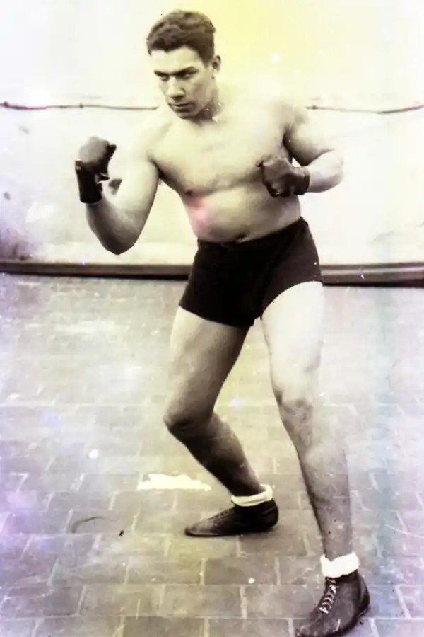 ARTURO RODRÍGUEZ JURADO. Fue boxeador y rugbista.