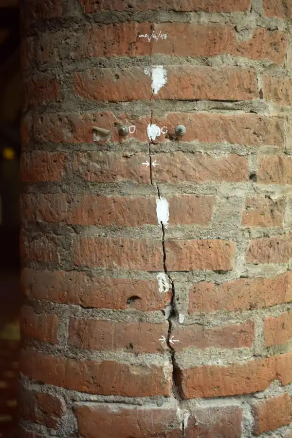 Trabajos de análisis estructural en una columna del claustro. 