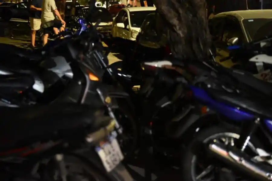 ALINEADAS EN PLENA VEREDA. Cualquier sector se utiliza como estacionamiento. 