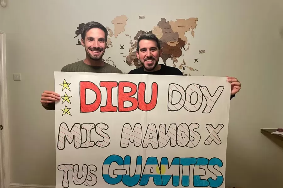 Con los guantes y el famoso cartel que le dedicaron al 