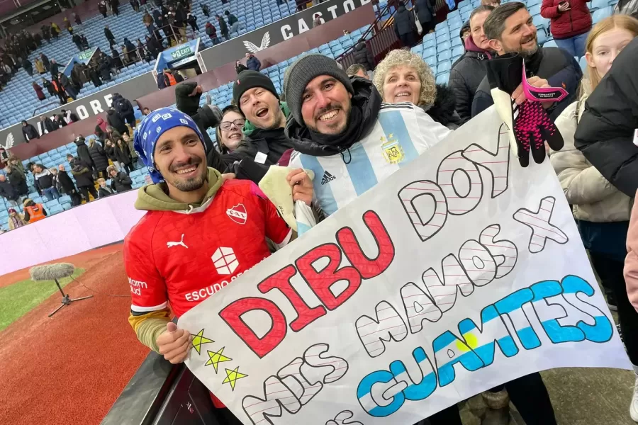 Francisco y Nacho en la cancha junto al cartel preparado para el 