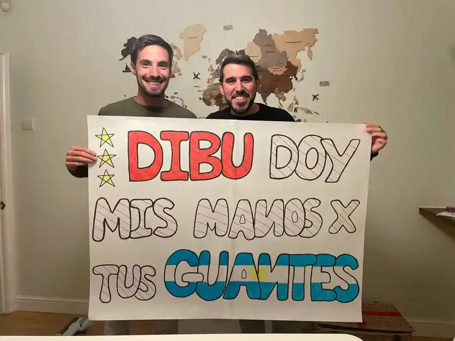 Con los guantes y el famoso cartel que le dedicaron al 