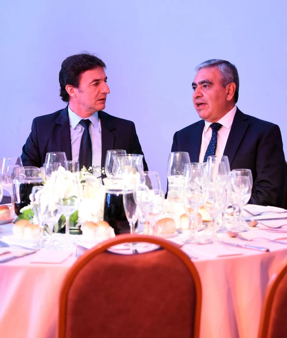 REFERENTES DE JXC. El radical Roberto Sánchez y el líder del PJS, Germán Alfaro, en un encuentro en 2022. 