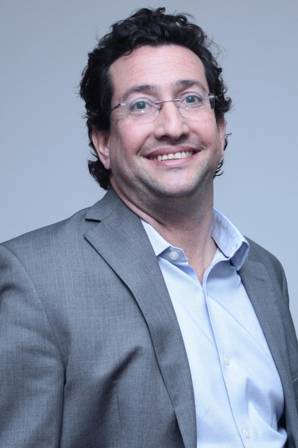 CONSEJOS. El médico psiquiatra Julián Bustin recomienda actividades para generar una reserva cognitiva. 